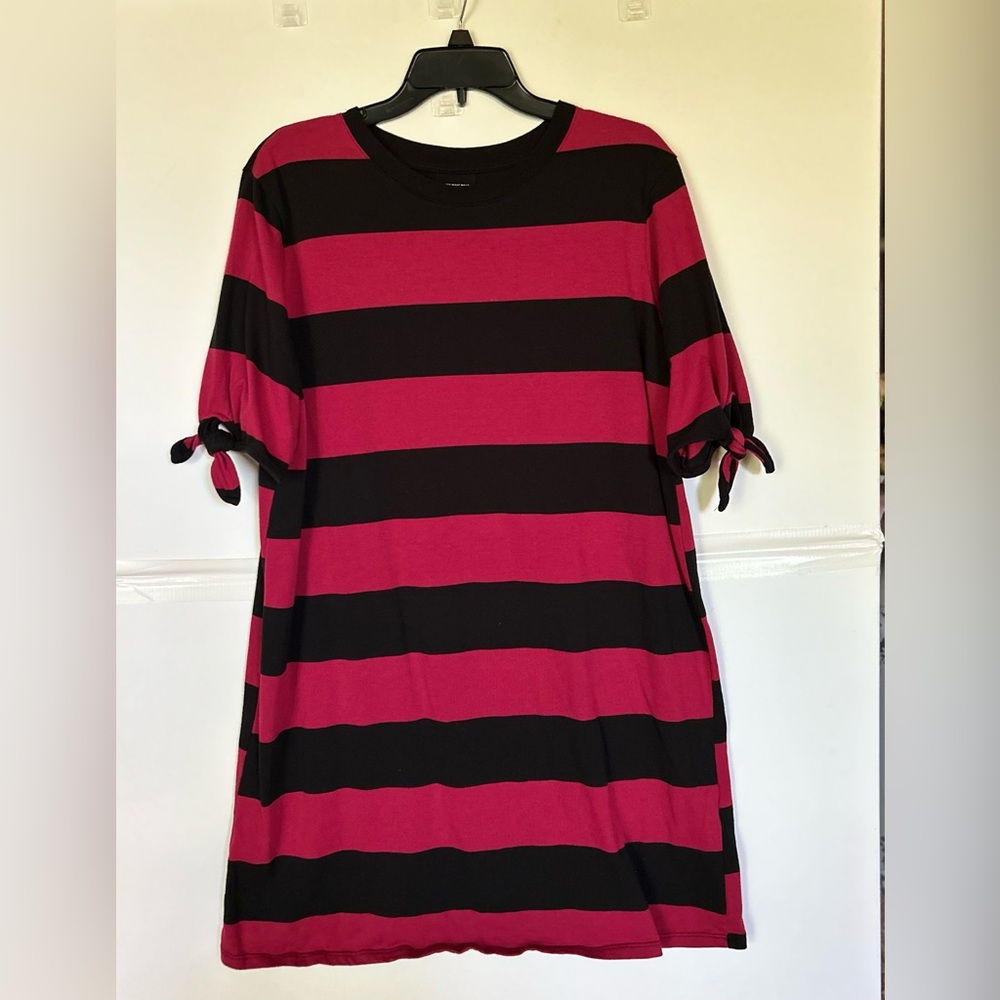 Who What Wear Woman’s SS Black and Pink Tee Shirt knee length dress. Size L